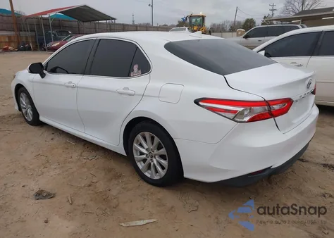 2019 Toyota Camry Le z USA, uszkodzony, nr VIN 4T1B11HK1KU807183